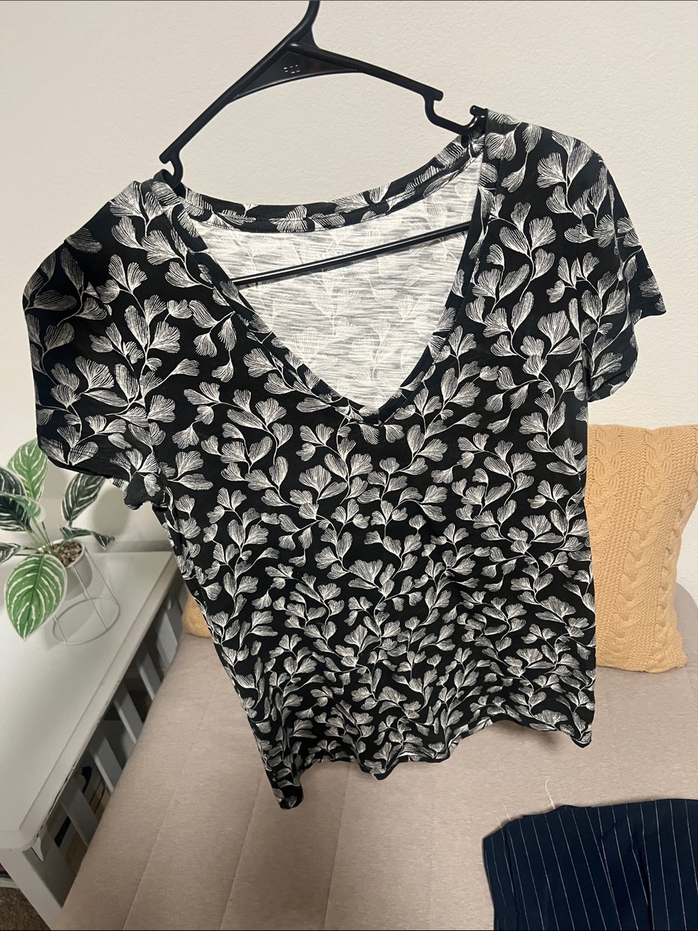 Merona Black and White Floral V-Neck Short Sleeve Top